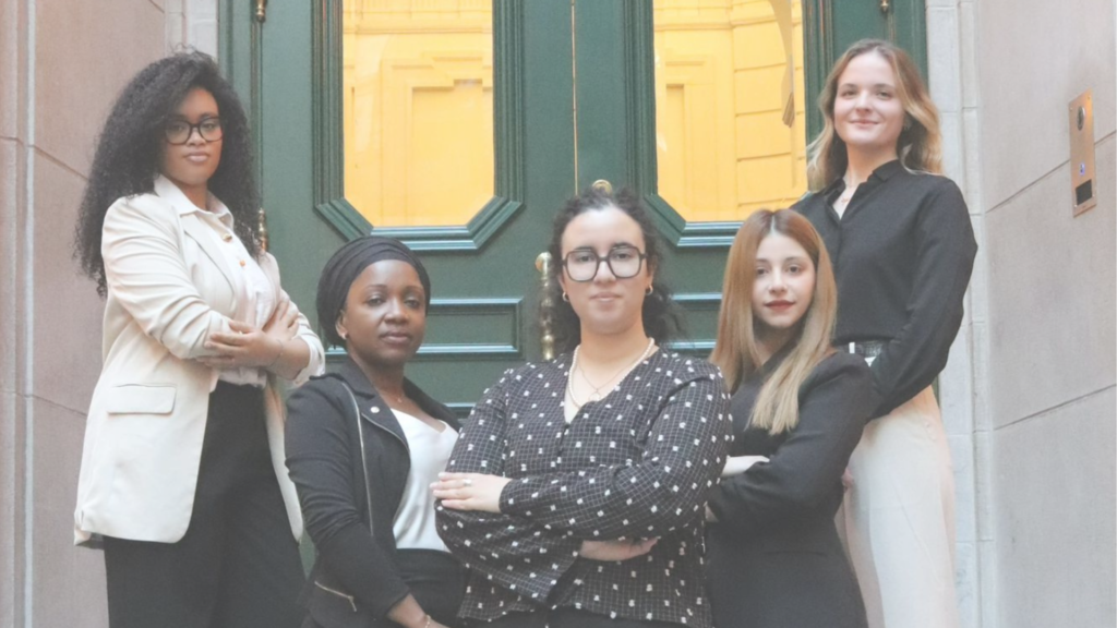 Une partie du conseil de l’AEQDUM sur les marches d’un édifice de l’Université de Montréal