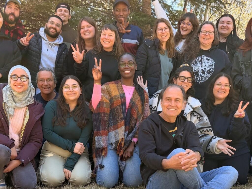 Des membres de l'AGEFAC réunis, souriants