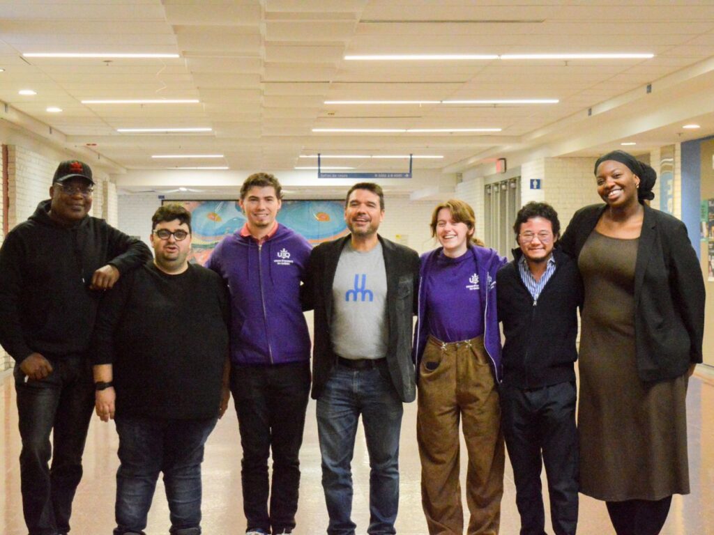 L'équipe de l'AGEFAC marche dans un corridor du campus