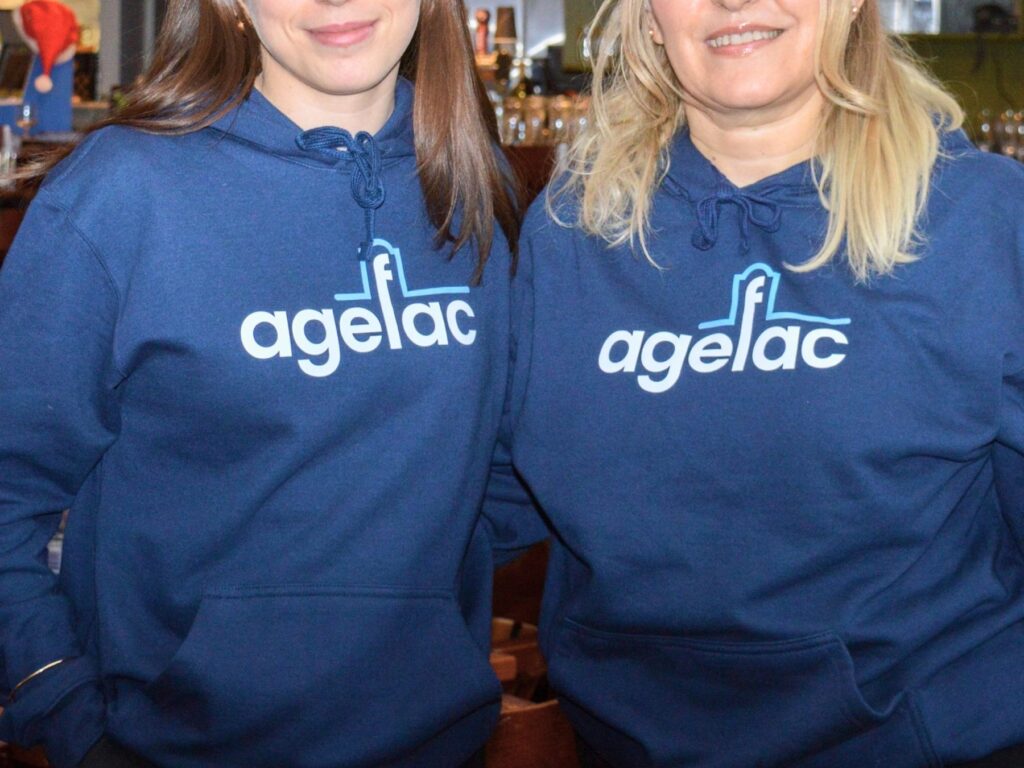 Deux membres portant le chandail AGEFAC